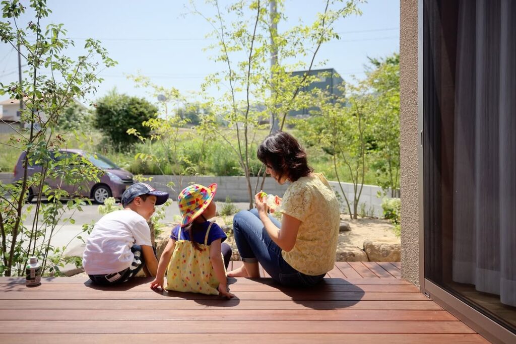 開放的なバルコニーでくつろぐ親子