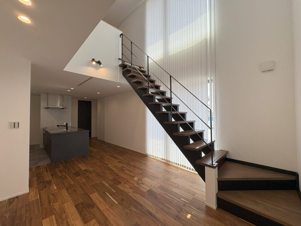 高断熱・高気密・高耐震を備えた住宅の吹き抜け