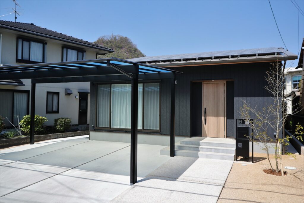 黒いサイディングの平屋