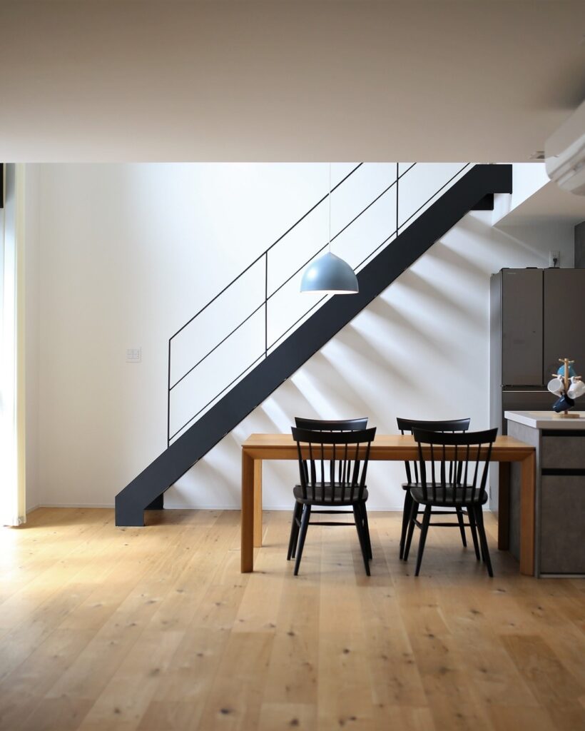 黒いアイアンリビング階段