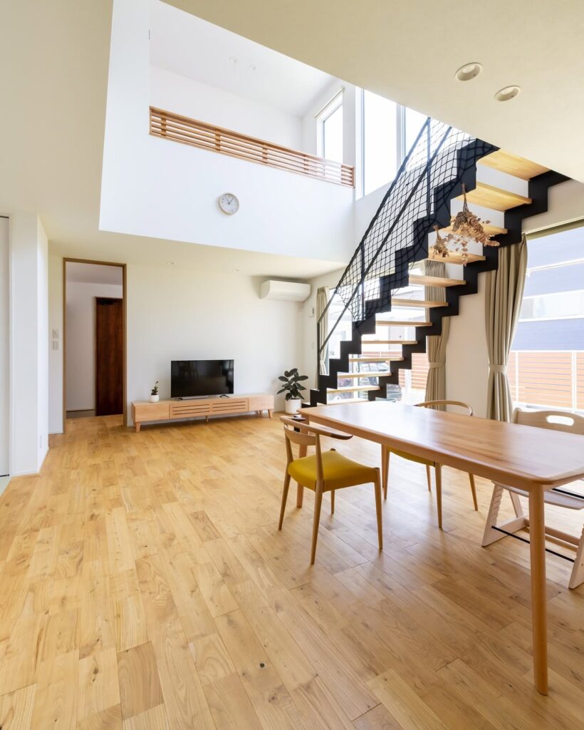 スケルトンのリビング階段