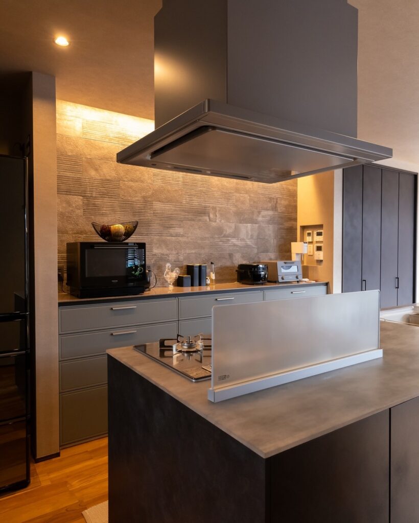 キッチン背面のおしゃれな間接照明